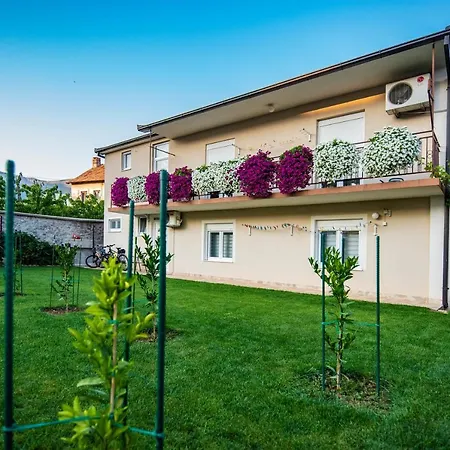 Nikola Apartmán *