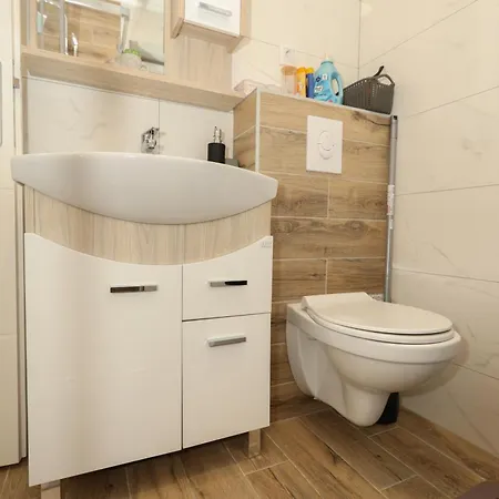 Nikola アパート トレビニエ